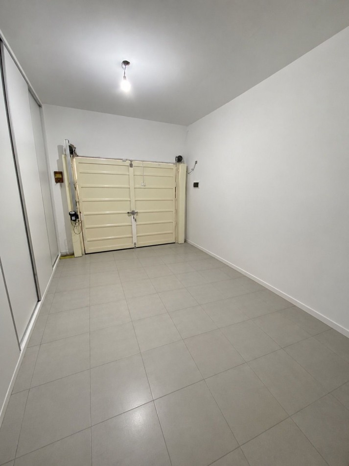 VENTA - CASA TRES AMBIENTES - LOTE PROPIO - EXCELENTE ESTADO - GARAGE - QUINCHO Y FONDO LIBRE - CASEROS - PERMUTA 