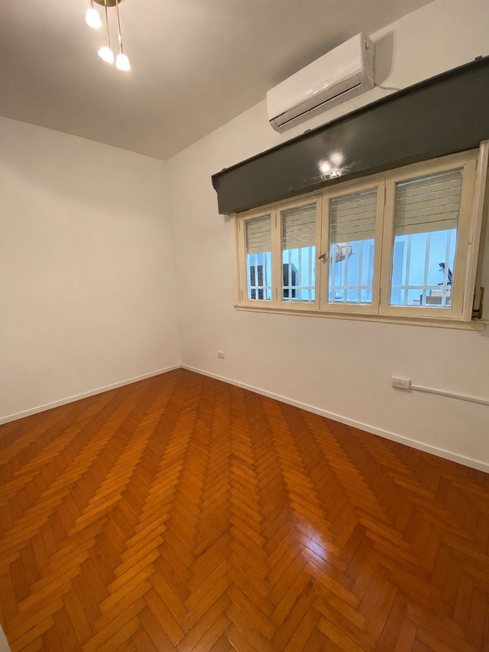 VENTA - CASA TRES AMBIENTES - LOTE PROPIO - EXCELENTE ESTADO - GARAGE - QUINCHO Y FONDO LIBRE - CASEROS - PERMUTA 
