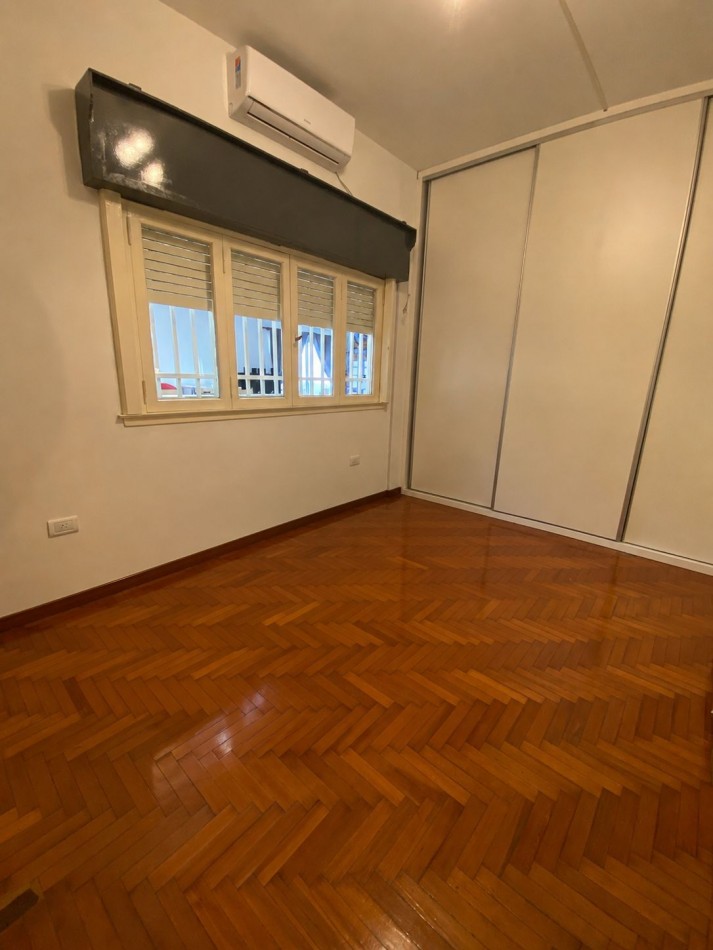 VENTA - CASA TRES AMBIENTES - LOTE PROPIO - EXCELENTE ESTADO - GARAGE - QUINCHO Y FONDO LIBRE - CASEROS - PERMUTA 