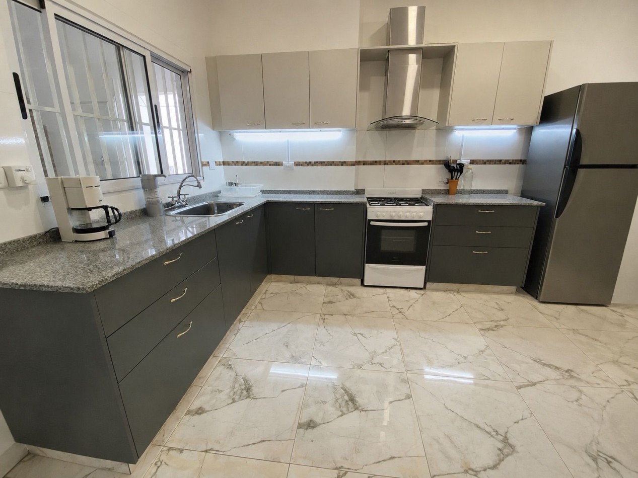 VENTA - CASA TRES AMBIENTES - LOTE PROPIO - EXCELENTE ESTADO - GARAGE - QUINCHO Y FONDO LIBRE - CASEROS - PERMUTA 