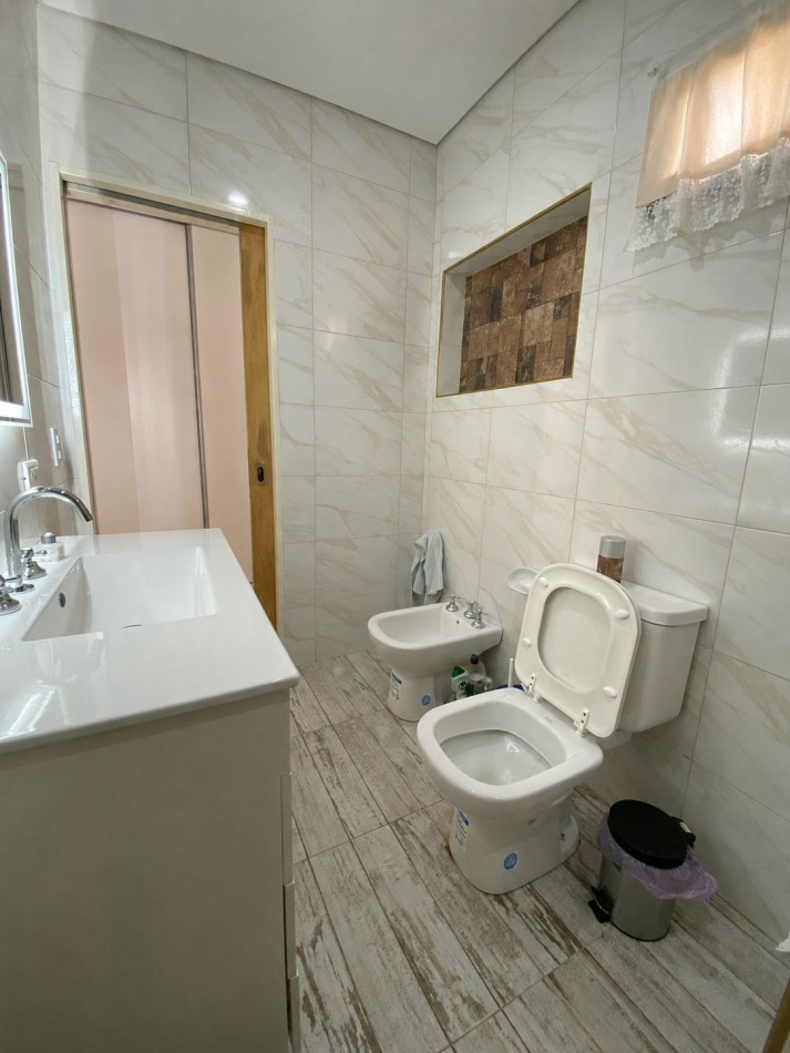 VENTA - CASA TRES AMBIENTES - LOTE PROPIO - EXCELENTE ESTADO - GARAGE - QUINCHO Y FONDO LIBRE - CASEROS - PERMUTA 