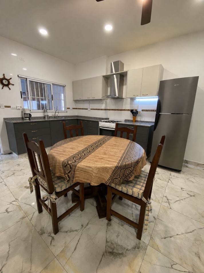 VENTA - CASA TRES AMBIENTES - LOTE PROPIO - EXCELENTE ESTADO - GARAGE - QUINCHO Y FONDO LIBRE - CASEROS - PERMUTA 