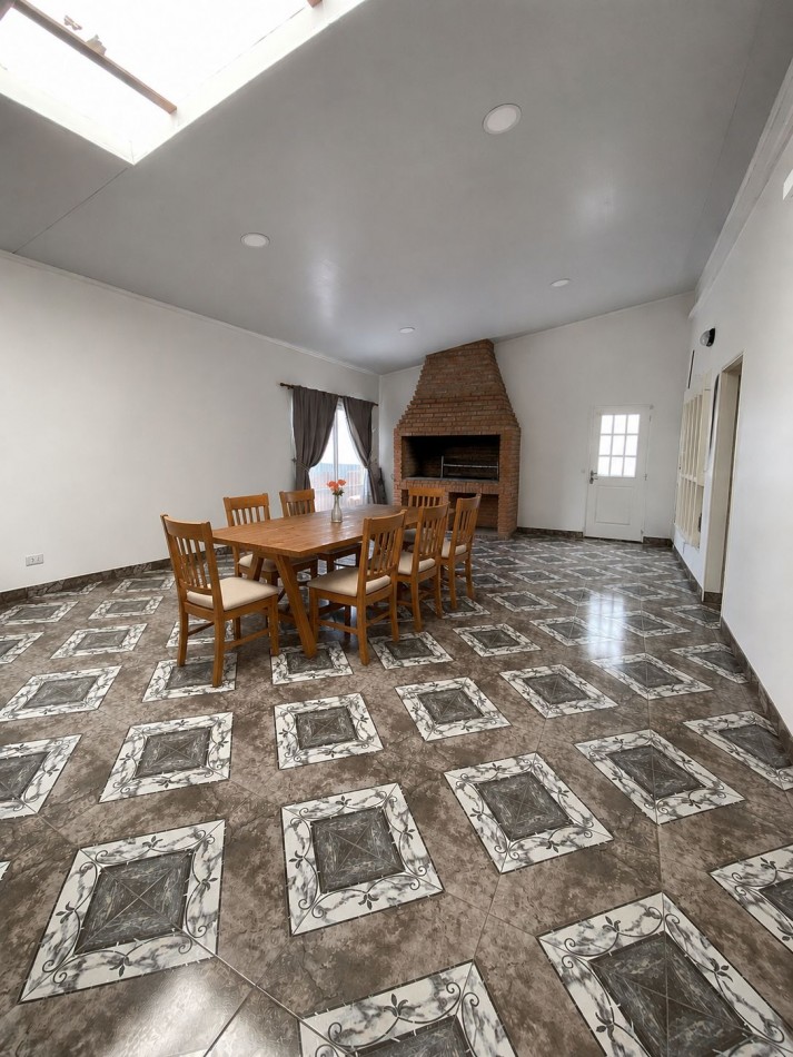 VENTA - CASA TRES AMBIENTES - LOTE PROPIO - EXCELENTE ESTADO - GARAGE - QUINCHO Y FONDO LIBRE - CASEROS - PERMUTA 