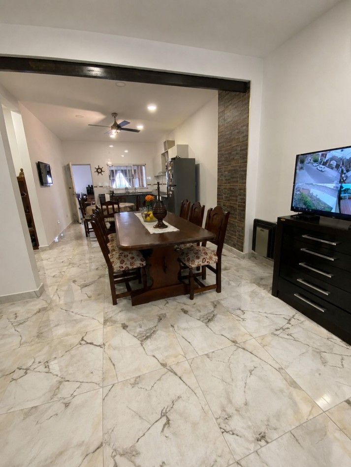 VENTA - CASA TRES AMBIENTES - LOTE PROPIO - EXCELENTE ESTADO - GARAGE - QUINCHO Y FONDO LIBRE - CASEROS - PERMUTA 