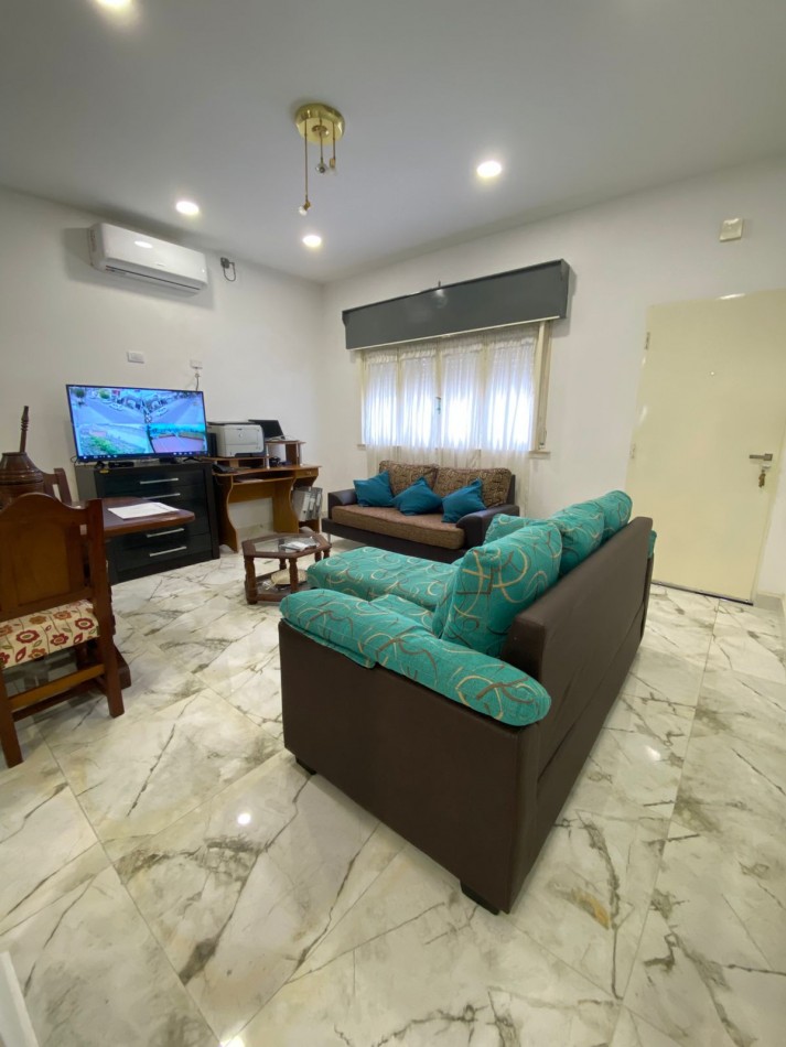 VENTA - CASA TRES AMBIENTES - LOTE PROPIO - EXCELENTE ESTADO - GARAGE - QUINCHO Y FONDO LIBRE - CASEROS - PERMUTA 