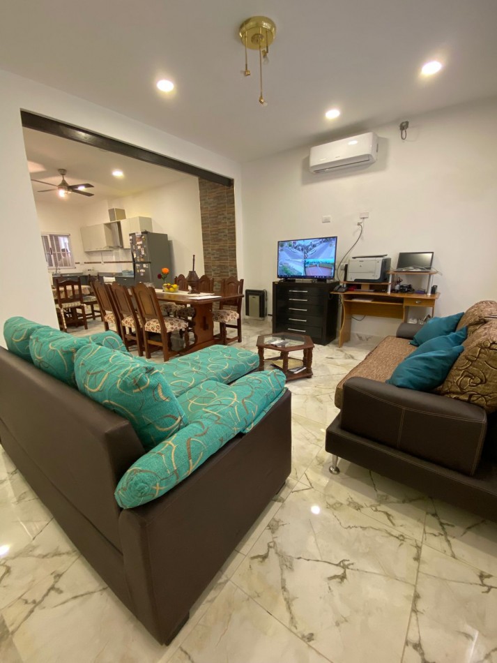 VENTA - CASA TRES AMBIENTES - LOTE PROPIO - EXCELENTE ESTADO - GARAGE - QUINCHO Y FONDO LIBRE - CASEROS - PERMUTA 