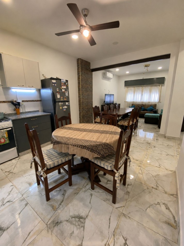 VENTA - CASA TRES AMBIENTES - LOTE PROPIO - EXCELENTE ESTADO - GARAGE - QUINCHO Y FONDO LIBRE - CASEROS - PERMUTA 