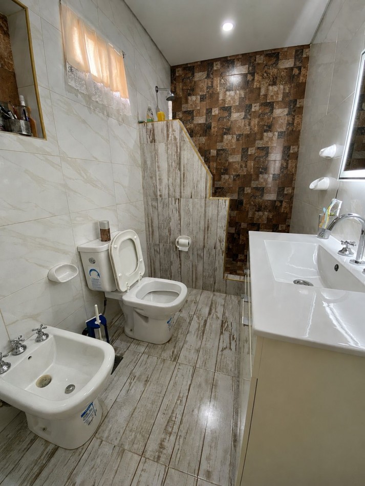 VENTA - CASA TRES AMBIENTES - LOTE PROPIO - EXCELENTE ESTADO - GARAGE - QUINCHO Y FONDO LIBRE - CASEROS - PERMUTA 