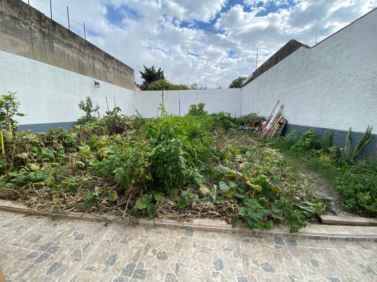 VENTA - CASA TRES AMBIENTES - LOTE PROPIO - EXCELENTE ESTADO - GARAGE - QUINCHO Y FONDO LIBRE - CASEROS - PERMUTA 