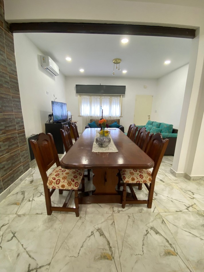 VENTA - CASA TRES AMBIENTES - LOTE PROPIO - EXCELENTE ESTADO - GARAGE - QUINCHO Y FONDO LIBRE - CASEROS - PERMUTA 