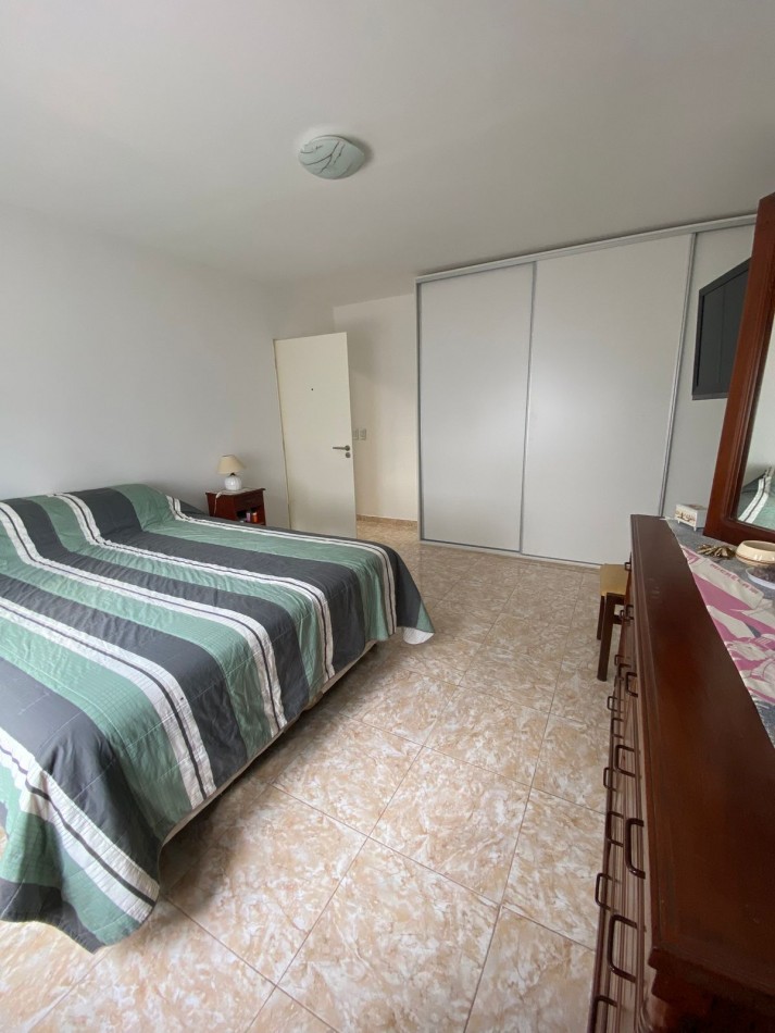 VENTA - CASA TRES AMBIENTES - LOTE PROPIO - EXCELENTE ESTADO - GARAGE - QUINCHO Y FONDO LIBRE - CASEROS - PERMUTA 