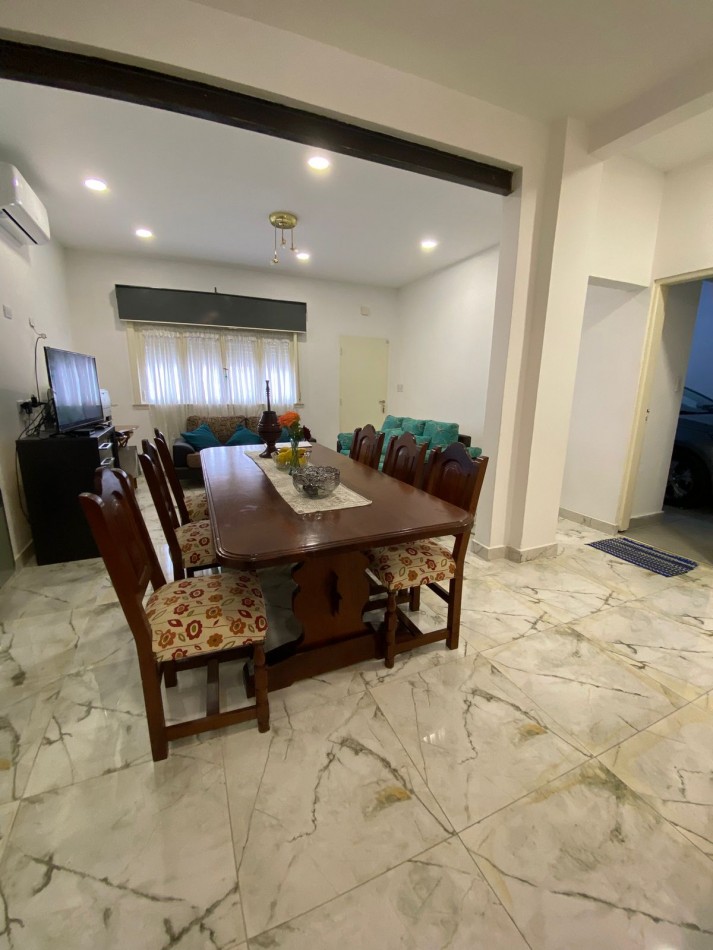 VENTA - CASA TRES AMBIENTES - LOTE PROPIO - EXCELENTE ESTADO - GARAGE - QUINCHO Y FONDO LIBRE - CASEROS - PERMUTA 