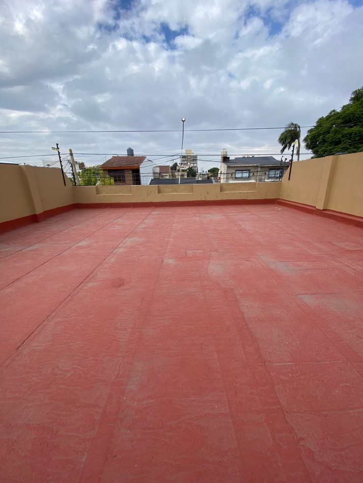 VENTA - CASA TRES AMBIENTES - LOTE PROPIO - EXCELENTE ESTADO - GARAGE - QUINCHO Y FONDO LIBRE - CASEROS - PERMUTA 