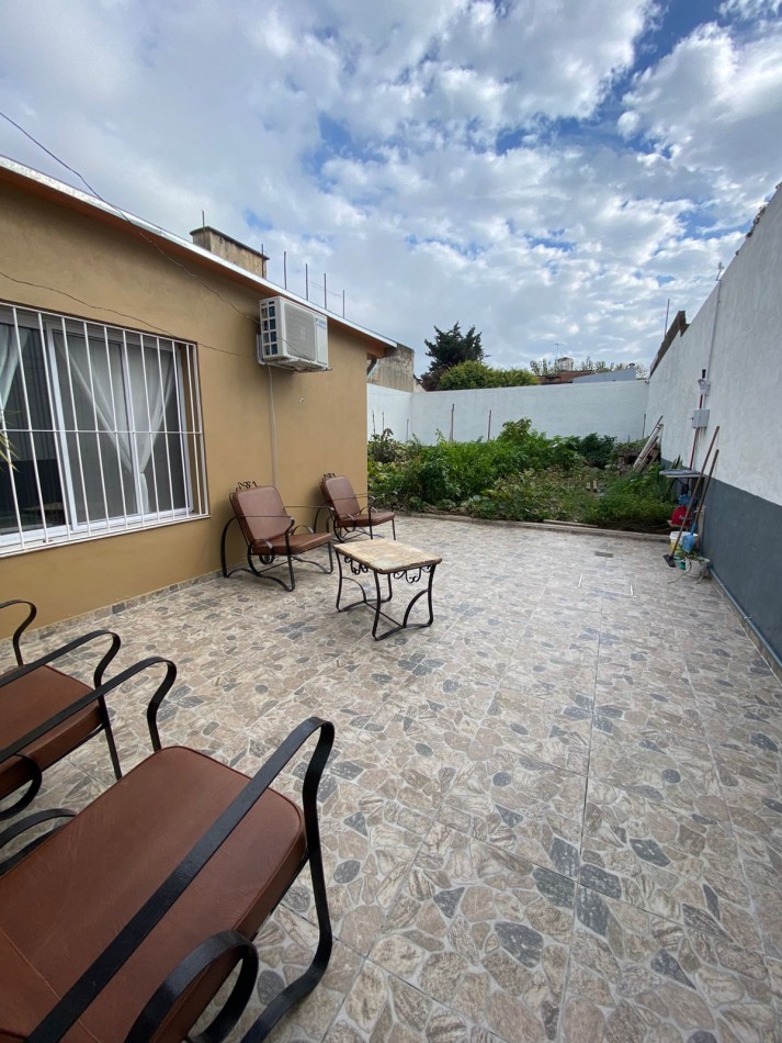 VENTA - CASA TRES AMBIENTES - LOTE PROPIO - EXCELENTE ESTADO - GARAGE - QUINCHO Y FONDO LIBRE - CASEROS - PERMUTA 