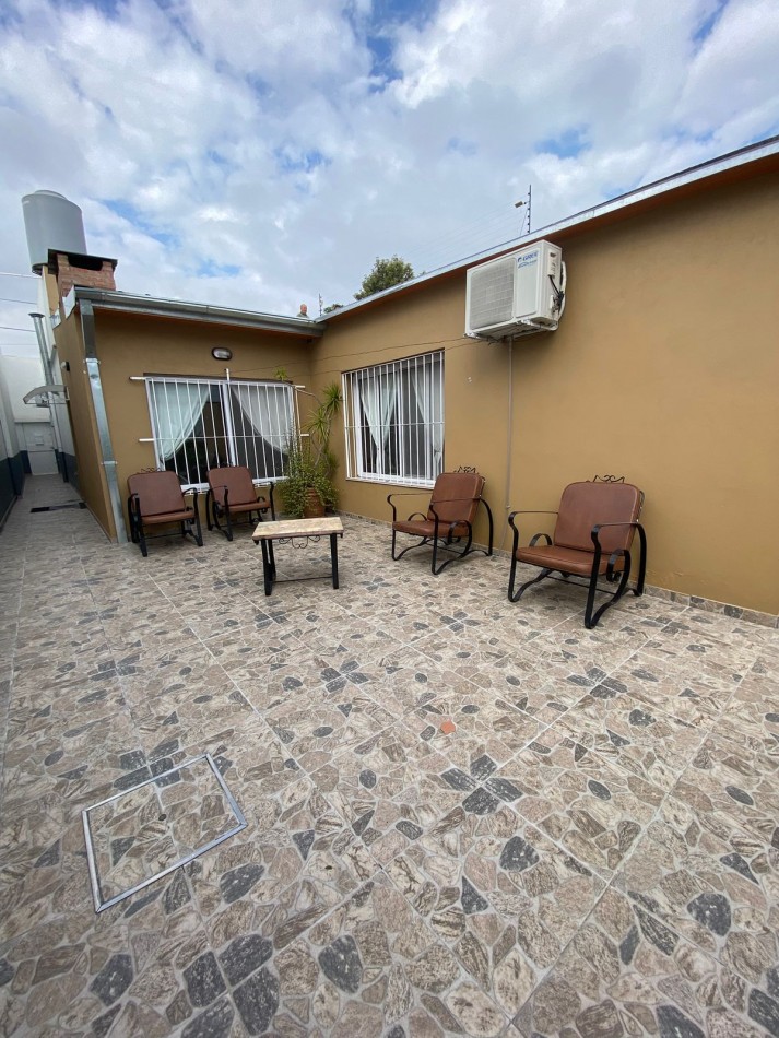VENTA - CASA TRES AMBIENTES - LOTE PROPIO - EXCELENTE ESTADO - GARAGE - QUINCHO Y FONDO LIBRE - CASEROS - PERMUTA 