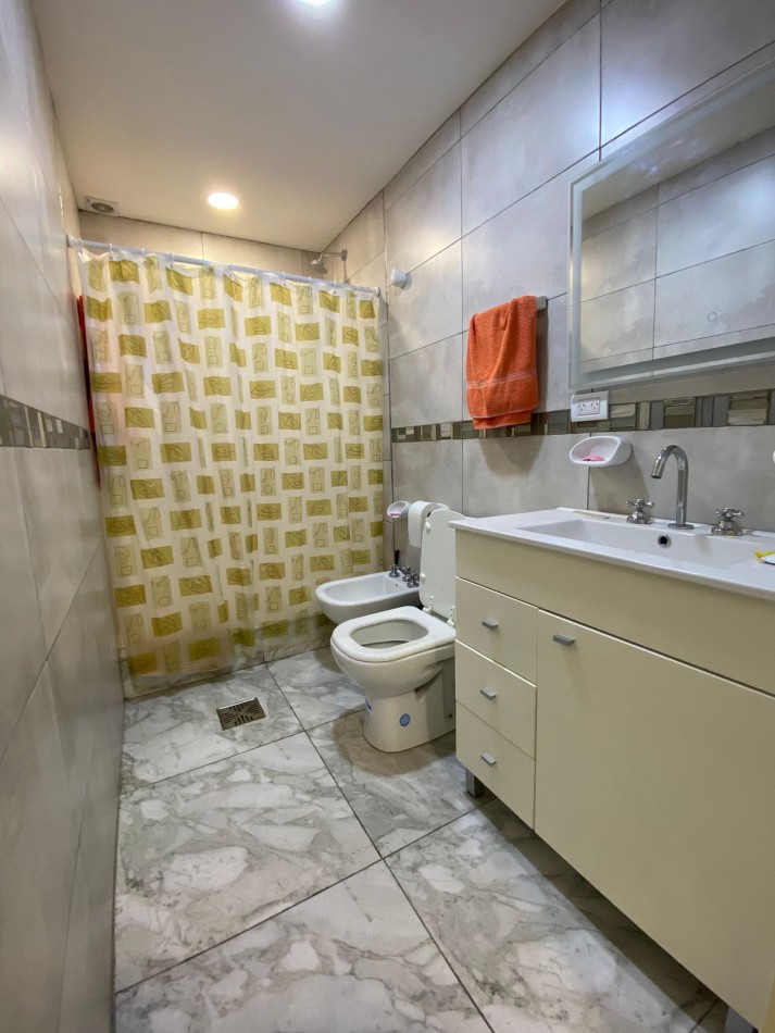 VENTA - CASA TRES AMBIENTES - LOTE PROPIO - EXCELENTE ESTADO - GARAGE - QUINCHO Y FONDO LIBRE - CASEROS - PERMUTA 