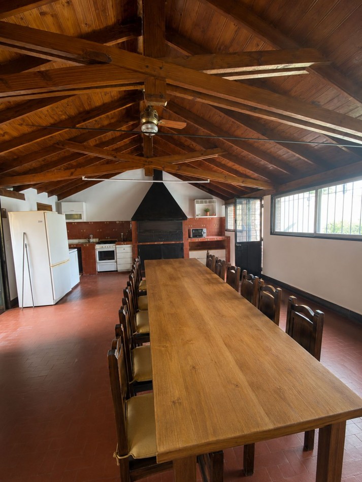 VENTA - CASA SOBRE LOTE PROPIO EN CASEROS | UBICACION ESTRATEGICA + GRAN POTENCIAL - 
