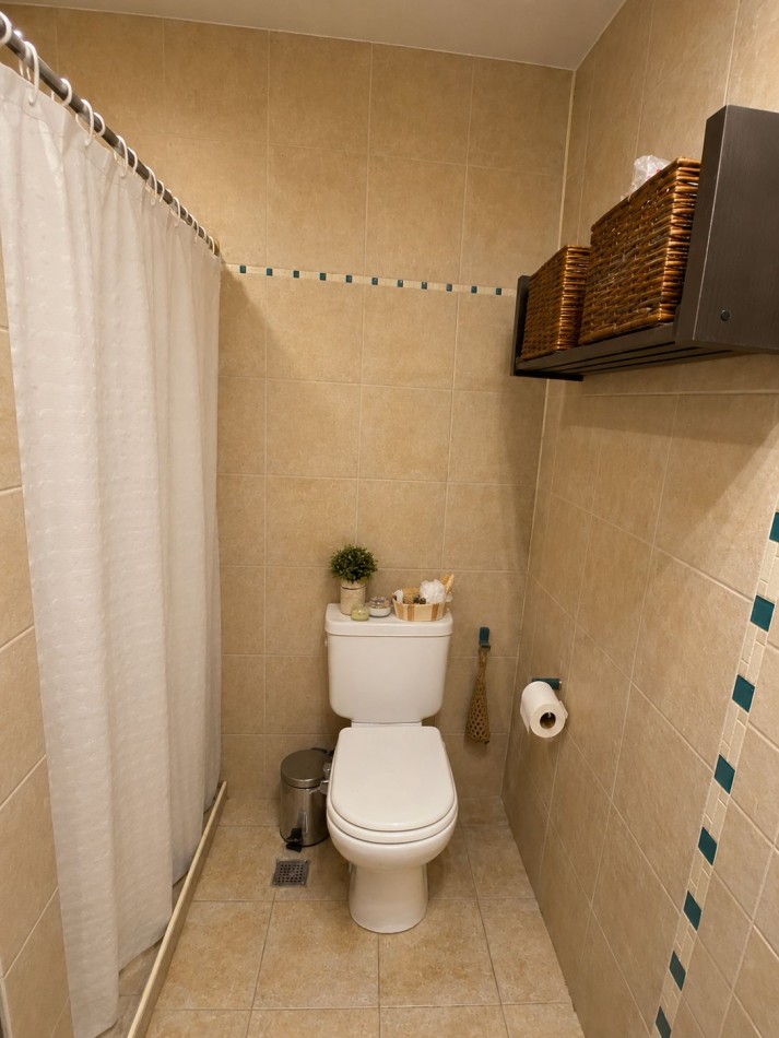 VENTA - CASA SOBRE LOTE PROPIO EN CASEROS | UBICACION ESTRATEGICA + GRAN POTENCIAL - 