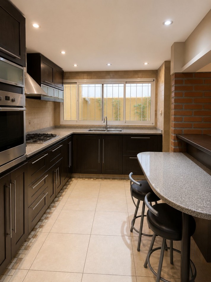 VENTA - CASA SOBRE LOTE PROPIO EN CASEROS | UBICACION ESTRATEGICA + GRAN POTENCIAL - 