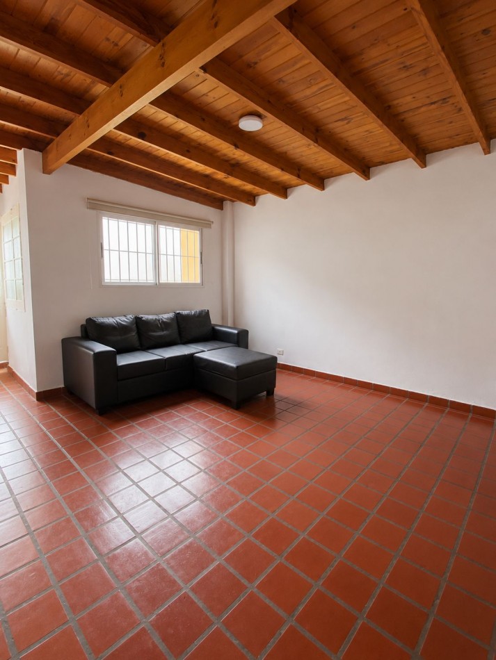 VENTA - CASA SOBRE LOTE PROPIO EN CASEROS | UBICACION ESTRATEGICA + GRAN POTENCIAL - 