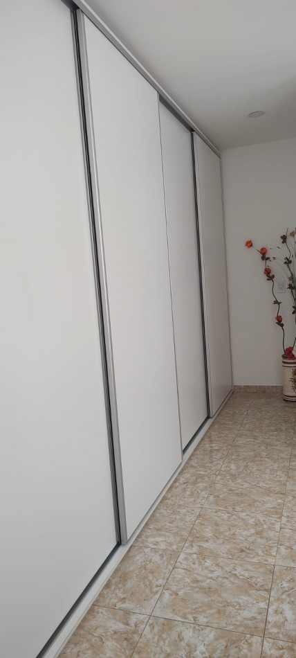 VENTA - CASA TRES AMBIENTES - LOTE PROPIO - EXCELENTE ESTADO - GARAGE - QUINCHO Y FONDO LIBRE - CASEROS - PERMUTA 