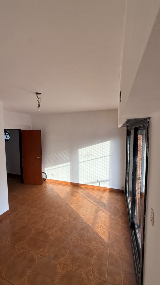 VENTA - DEPARTAMENTO DOS AMBIENTES - CASEROS CENTRO - EXCELENTE OPORTUNIDAD - APTO PROFESIONAL 