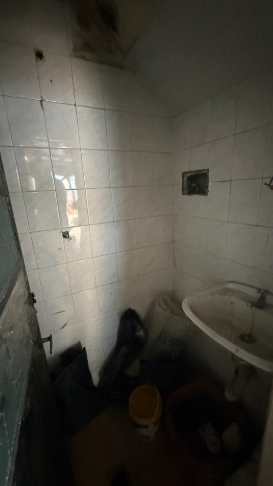 VENTA - CASA - TRES AMBIENTES - A REFACCIONAR - COCHERA PASANTE - LOTE PROPIO - IDEAL INVERSOR - GALPON FAMILIAR - TERRAZA - EXCELENTE UBICACION - CASEROS NORTE CENTRO - TRES DE FEBRERO