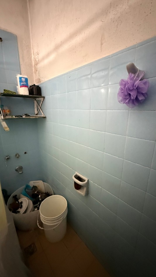 VENTA - CASA - TRES AMBIENTES - A REFACCIONAR - COCHERA PASANTE - LOTE PROPIO - IDEAL INVERSOR - GALPON FAMILIAR - TERRAZA - EXCELENTE UBICACION - CASEROS NORTE CENTRO - TRES DE FEBRERO
