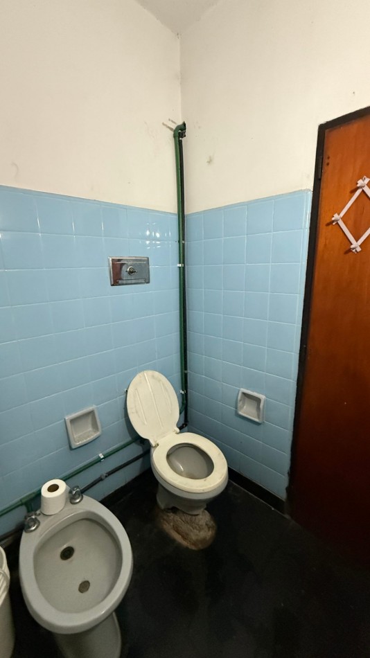 VENTA - CASA - TRES AMBIENTES - A REFACCIONAR - COCHERA PASANTE - LOTE PROPIO - IDEAL INVERSOR - GALPON FAMILIAR - TERRAZA - EXCELENTE UBICACION - CASEROS NORTE CENTRO - TRES DE FEBRERO