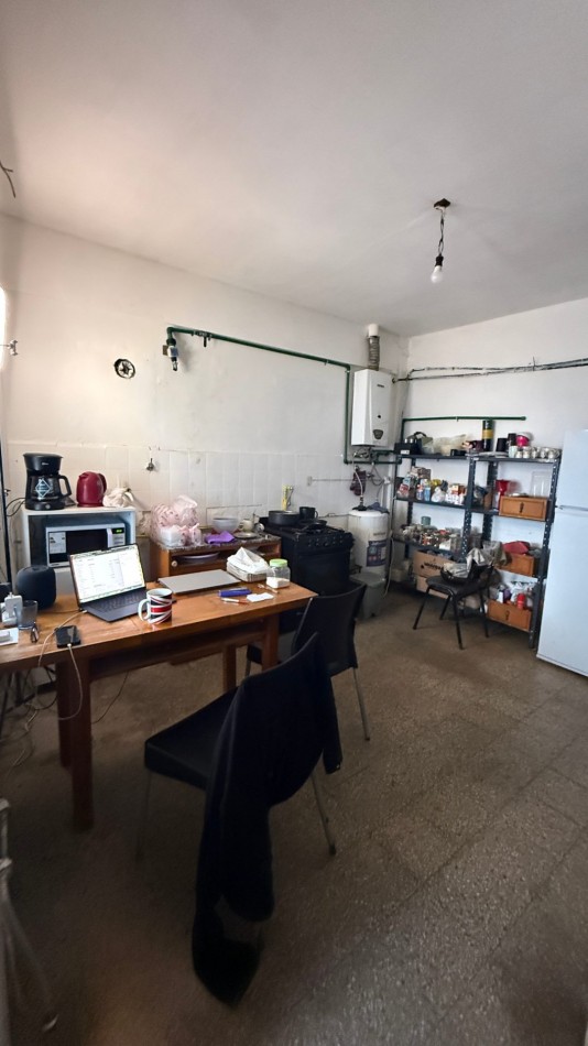 VENTA - CASA - TRES AMBIENTES - A REFACCIONAR - COCHERA PASANTE - LOTE PROPIO - IDEAL INVERSOR - GALPON FAMILIAR - TERRAZA - EXCELENTE UBICACION - CASEROS NORTE CENTRO - TRES DE FEBRERO