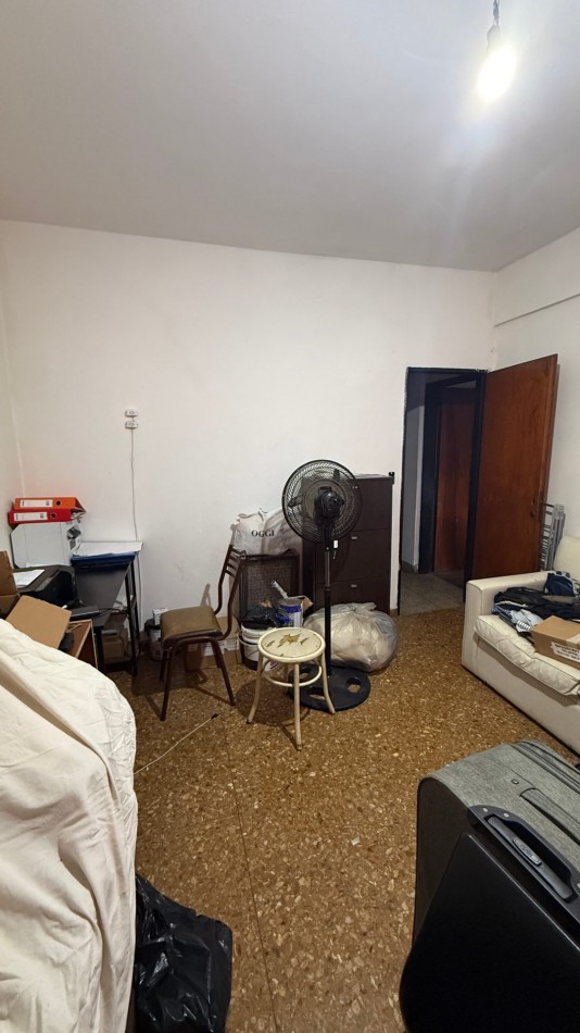 VENTA - CASA - TRES AMBIENTES - A REFACCIONAR - COCHERA PASANTE - LOTE PROPIO - IDEAL INVERSOR - GALPON FAMILIAR - TERRAZA - EXCELENTE UBICACION - CASEROS NORTE CENTRO - TRES DE FEBRERO