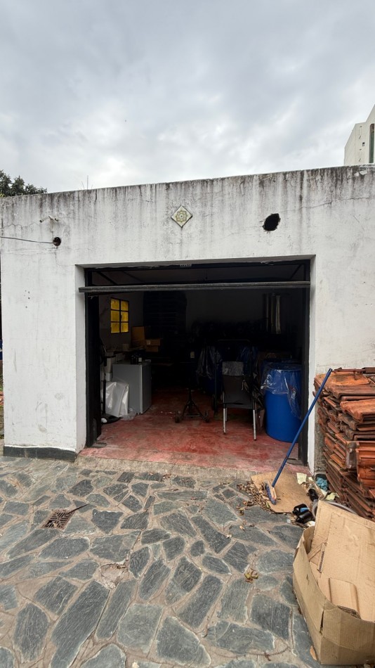 VENTA - CASA - TRES AMBIENTES - A REFACCIONAR - COCHERA PASANTE - LOTE PROPIO - IDEAL INVERSOR - GALPON FAMILIAR - TERRAZA - EXCELENTE UBICACION - CASEROS NORTE CENTRO - TRES DE FEBRERO