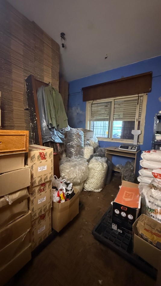 VENTA - CASA - TRES AMBIENTES - A REFACCIONAR - COCHERA PASANTE - LOTE PROPIO - IDEAL INVERSOR - GALPON FAMILIAR - TERRAZA - EXCELENTE UBICACION - CASEROS NORTE CENTRO - TRES DE FEBRERO