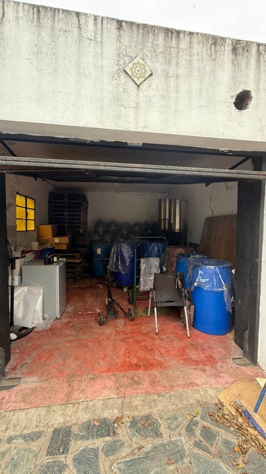 VENTA - CASA - TRES AMBIENTES - A REFACCIONAR - COCHERA PASANTE - LOTE PROPIO - IDEAL INVERSOR - GALPON FAMILIAR - TERRAZA - EXCELENTE UBICACION - CASEROS NORTE CENTRO - TRES DE FEBRERO