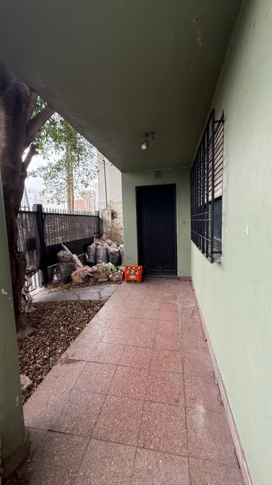VENTA - CASA - TRES AMBIENTES - A REFACCIONAR - COCHERA PASANTE - LOTE PROPIO - IDEAL INVERSOR - GALPON FAMILIAR - TERRAZA - EXCELENTE UBICACION - CASEROS NORTE CENTRO - TRES DE FEBRERO