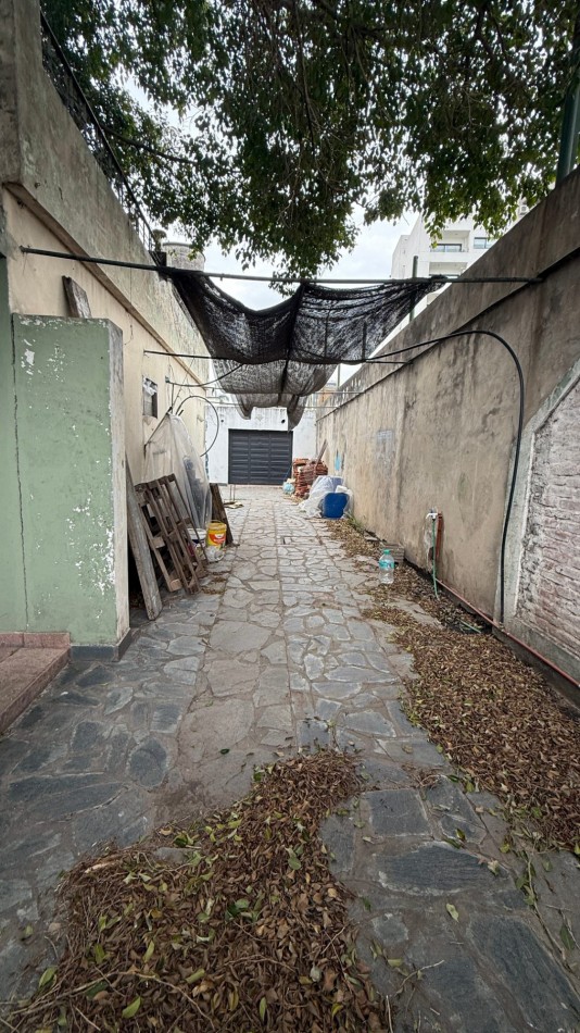 VENTA - CASA - TRES AMBIENTES - A REFACCIONAR - COCHERA PASANTE - LOTE PROPIO - IDEAL INVERSOR - GALPON FAMILIAR - TERRAZA - EXCELENTE UBICACION - CASEROS NORTE CENTRO - TRES DE FEBRERO