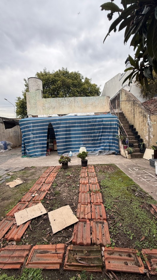 VENTA - CASA - TRES AMBIENTES - A REFACCIONAR - COCHERA PASANTE - LOTE PROPIO - IDEAL INVERSOR - GALPON FAMILIAR - TERRAZA - EXCELENTE UBICACION - CASEROS NORTE CENTRO - TRES DE FEBRERO