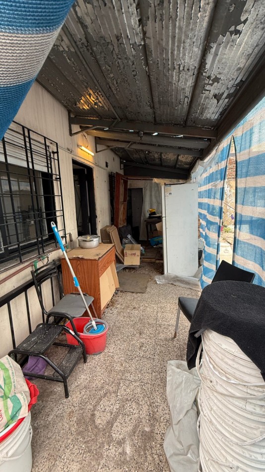 VENTA - CASA - TRES AMBIENTES - A REFACCIONAR - COCHERA PASANTE - LOTE PROPIO - IDEAL INVERSOR - GALPON FAMILIAR - TERRAZA - EXCELENTE UBICACION - CASEROS NORTE CENTRO - TRES DE FEBRERO
