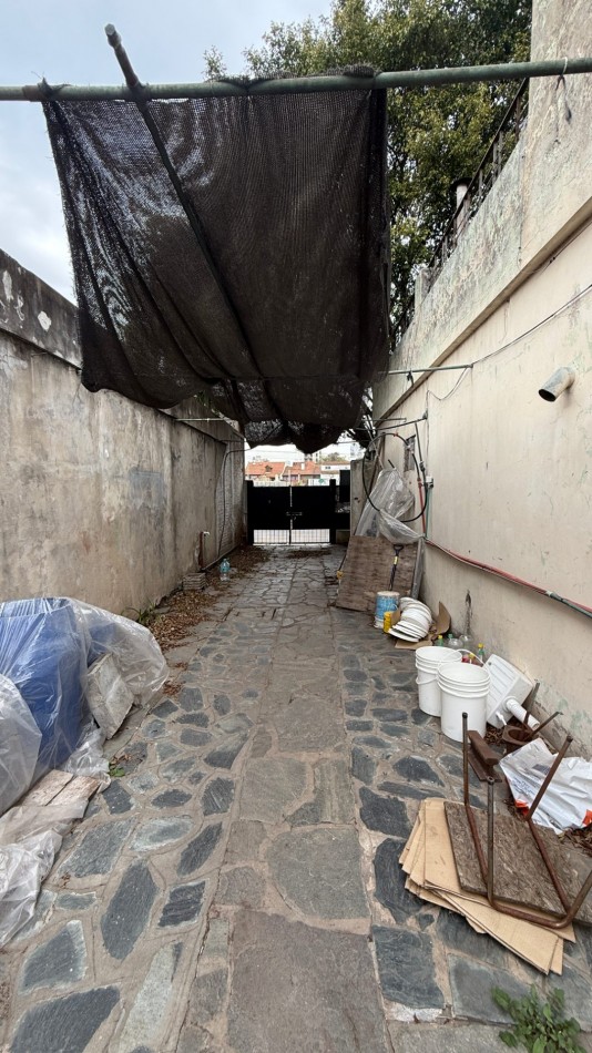 VENTA - CASA - TRES AMBIENTES - A REFACCIONAR - COCHERA PASANTE - LOTE PROPIO - IDEAL INVERSOR - GALPON FAMILIAR - TERRAZA - EXCELENTE UBICACION - CASEROS NORTE CENTRO - TRES DE FEBRERO