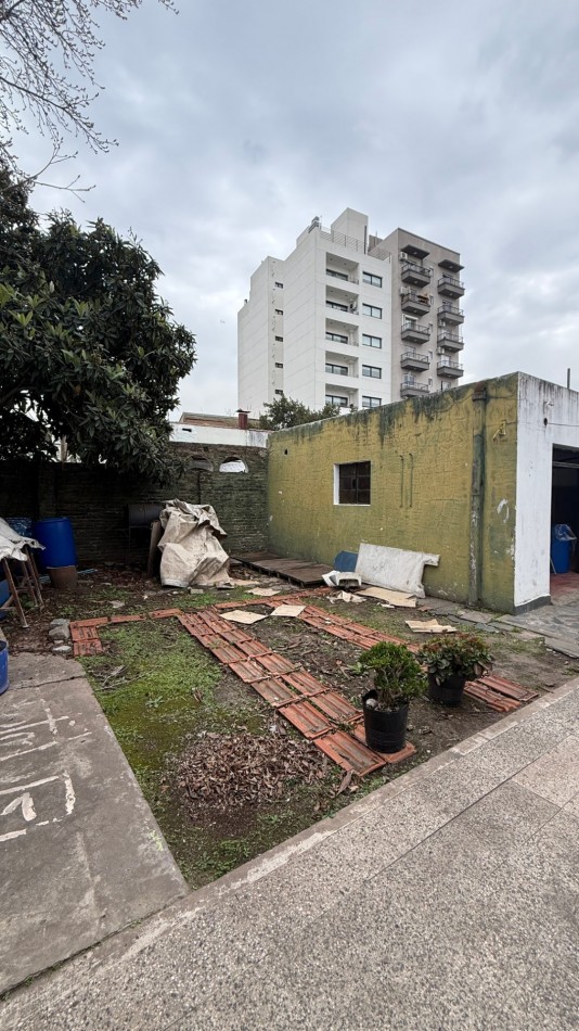 VENTA - CASA - TRES AMBIENTES - A REFACCIONAR - COCHERA PASANTE - LOTE PROPIO - IDEAL INVERSOR - GALPON FAMILIAR - TERRAZA - EXCELENTE UBICACION - CASEROS NORTE CENTRO - TRES DE FEBRERO