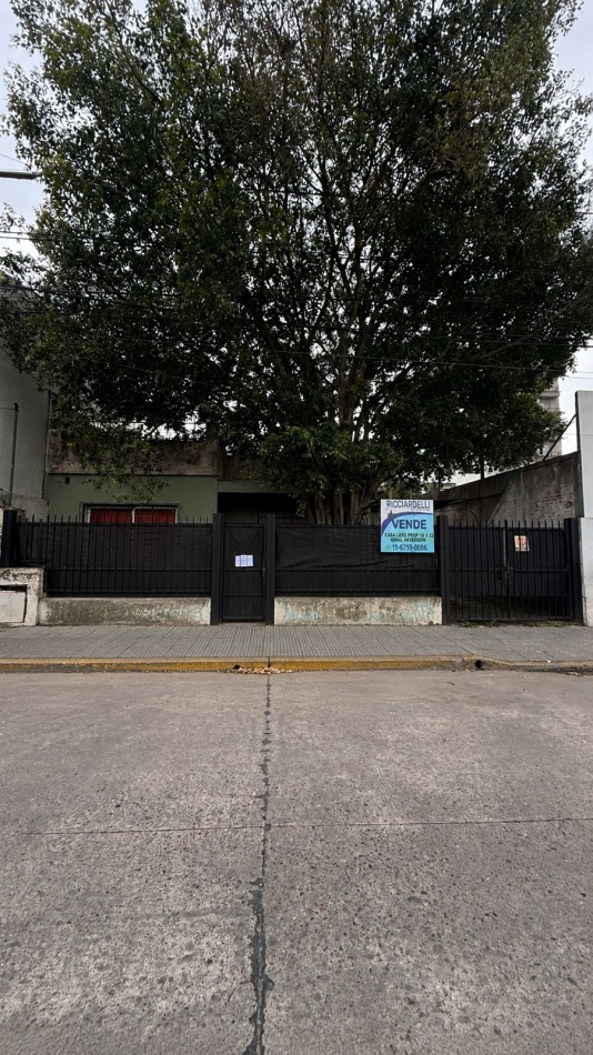 VENTA - CASA - TRES AMBIENTES - A REFACCIONAR - COCHERA PASANTE - LOTE PROPIO - IDEAL INVERSOR - GALPON FAMILIAR - TERRAZA - EXCELENTE UBICACION - CASEROS NORTE CENTRO - TRES DE FEBRERO