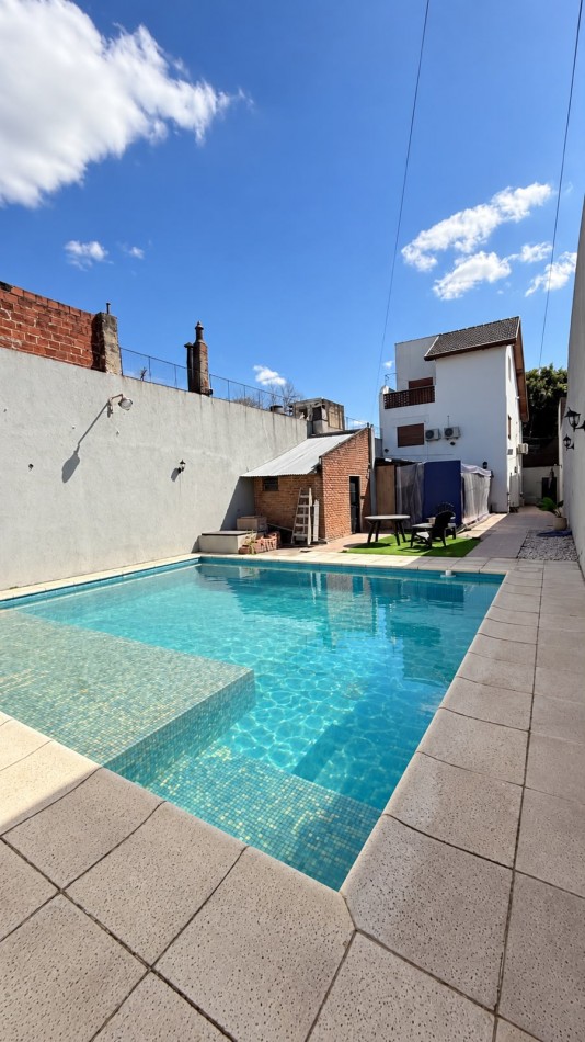 Casa 4 Ambientes con 180 m² Cubiertos, Quincho, Pileta y Garage Pasante - Ciudadela