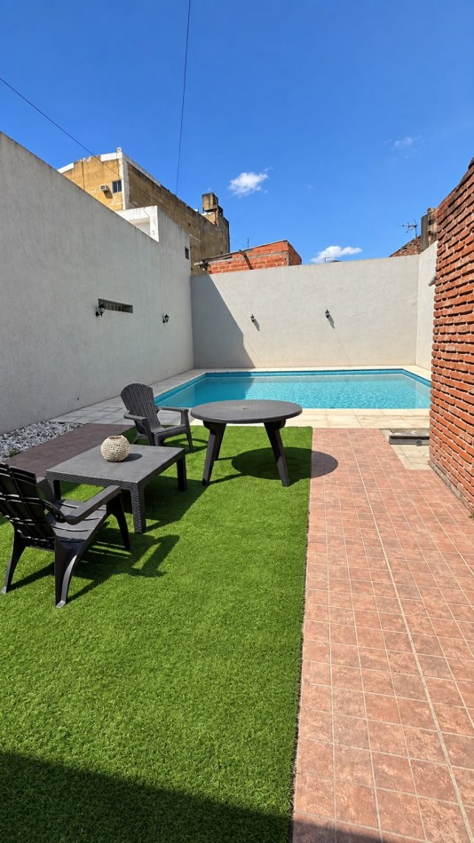 Casa 4 Ambientes con 180 m² Cubiertos, Quincho, Pileta y Garage Pasante - Ciudadela