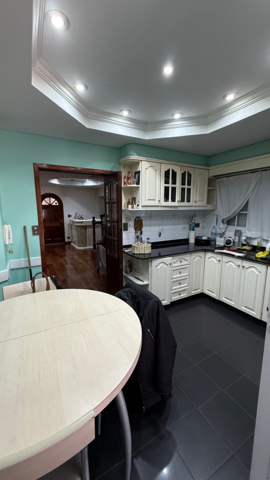 Casa 4 Ambientes con 180 m² Cubiertos, Quincho, Pileta y Garage Pasante - Ciudadela