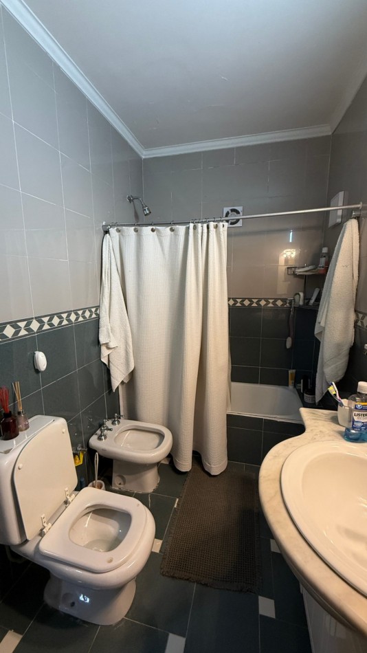 Casa 4 Ambientes con 180 m² Cubiertos, Quincho, Pileta y Garage Pasante - Ciudadela