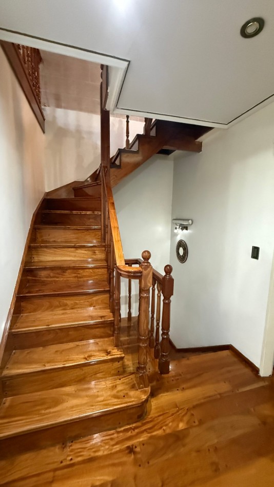 Casa 4 Ambientes con 180 m² Cubiertos, Quincho, Pileta y Garage Pasante - Ciudadela