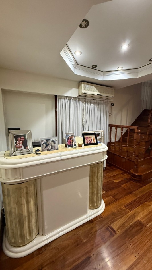 Casa 4 Ambientes con 180 m² Cubiertos, Quincho, Pileta y Garage Pasante - Ciudadela