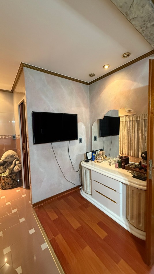 Casa 4 Ambientes con 180 m² Cubiertos, Quincho, Pileta y Garage Pasante - Ciudadela