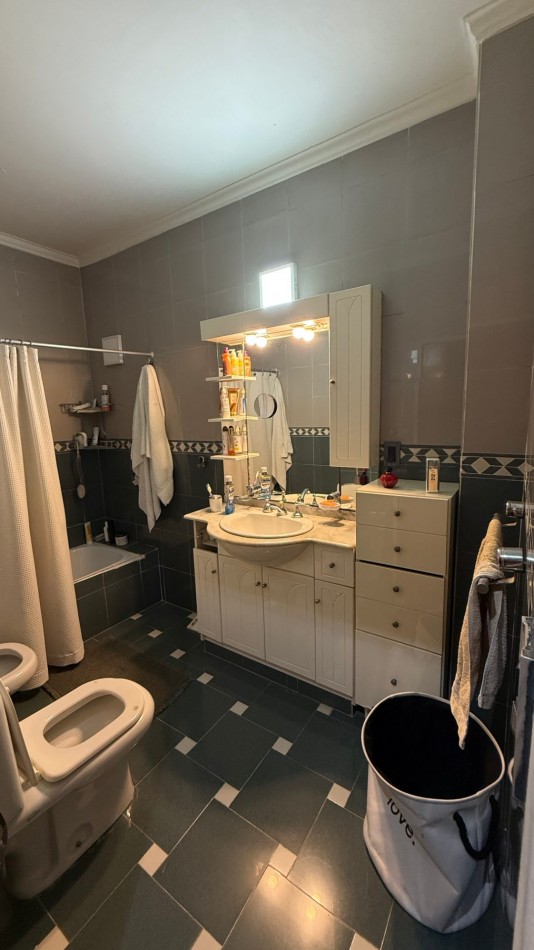 Casa 4 Ambientes con 180 m² Cubiertos, Quincho, Pileta y Garage Pasante - Ciudadela