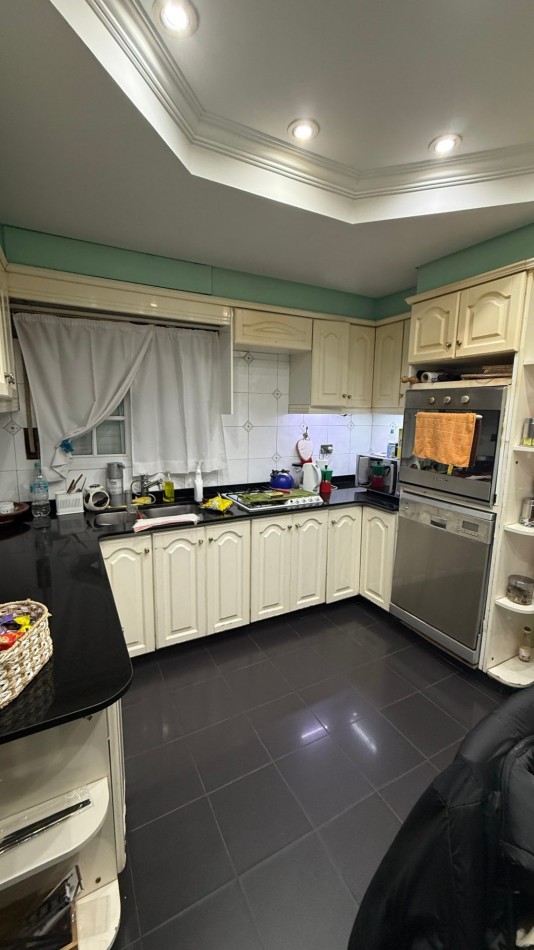 Casa 4 Ambientes con 180 m² Cubiertos, Quincho, Pileta y Garage Pasante - Ciudadela